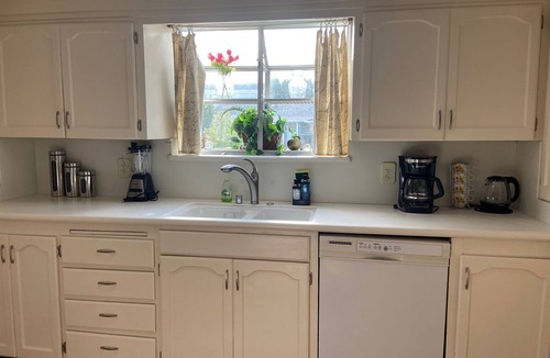 Cambrian Community House | Solar Heated Pool, Staycation Lovely 3bed/2ba Home
