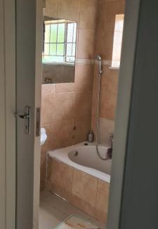 Robertsham House | Solomon bnb