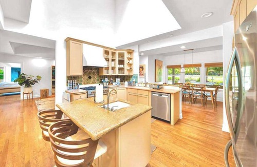 Freestone House | Sonoma 4BR wine country estate on 6 acres — pool, hot tub, sleeps 14