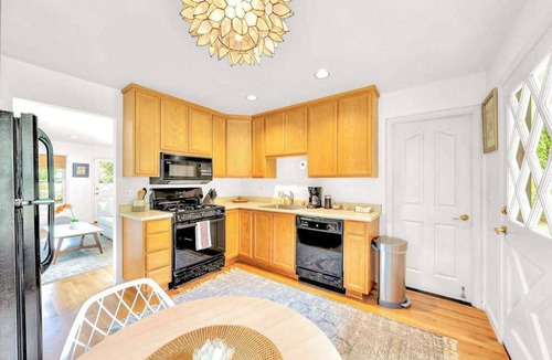 Freestone House | Sonoma 4BR wine country estate on 6 acres — pool, hot tub, sleeps 14