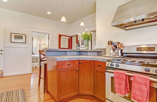 Sonoma House | Sonoma Bungalow Historic Plaza! w/wine passport