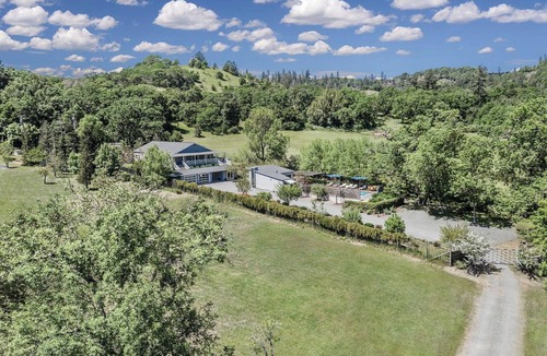 Kenwood House | Sonoma Valley Retreat. Luxurious secluded wine country estate