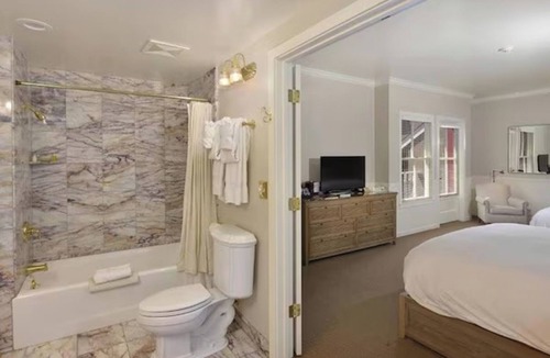 Santa Rosa Hotel | Sophisticated Double Queen Accommodations Near Sonoma Wineries + Coastline