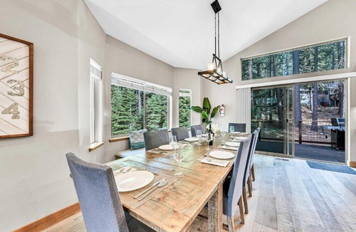 Tahoe Paradise House | South Lake Tahoe Escape - Gourmet Kitchen & Hot Tub