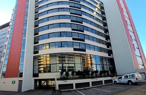 Durban Point Apartment | Spacious 3-bedroom apartment with WiFi, AC in marvelous Durban 6 sleeper