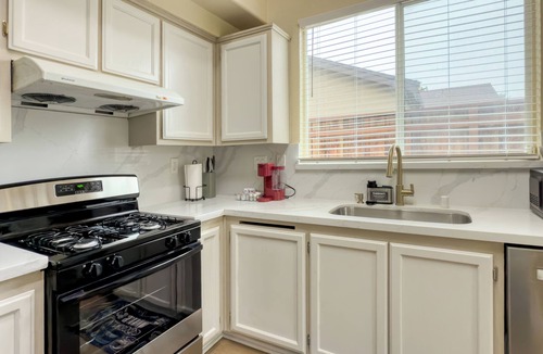 Oakley House | Spacious 4-bedroom 2-bathroom house in lovely Oakley with AC