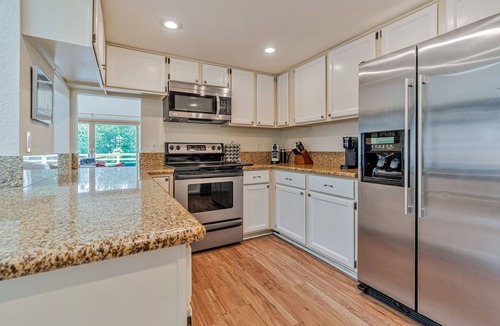 El Granada House | Spacious 4-bedroom house with AC 10 mins walk to beach, hiking n Pier & Dogs ok