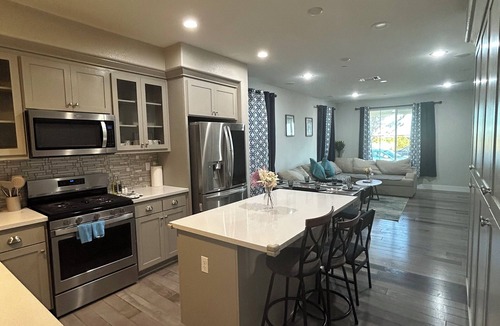 Newark House | Spacious 4-bedroom house in charming Newark with AC