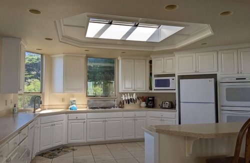 Bodega Bay House | Spacious 5-bedrm home:Ocean Views,hot tub,BBQ,pool & ping pong tables, fast wifi