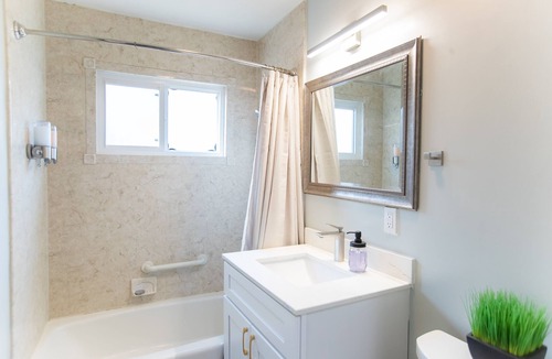 Willow Glen House | Spacious 5 Bedroom Home! Free WIFI! AC & HEAT!