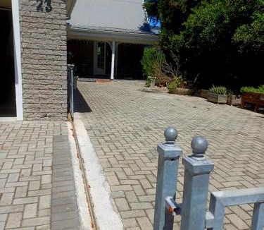 Onrus House | Spacious 5BR House near Davies Pool