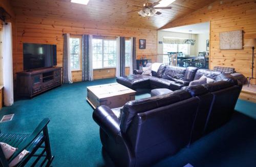 Sierra Village House | Spacious 5BR Mountain Home in Peaceful Mi-Wuk