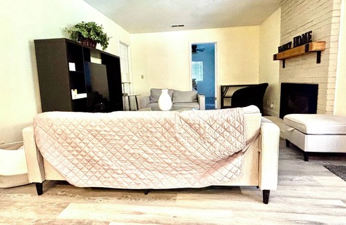 Stockton House | Spacious 5BR Pet-Friendly Retreat on a 14,000 Sq Ft Lot