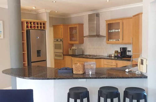 Bloubergstrand House | Spacious 6-bed 5 bath west beach house in charming Cape Town with WiFi