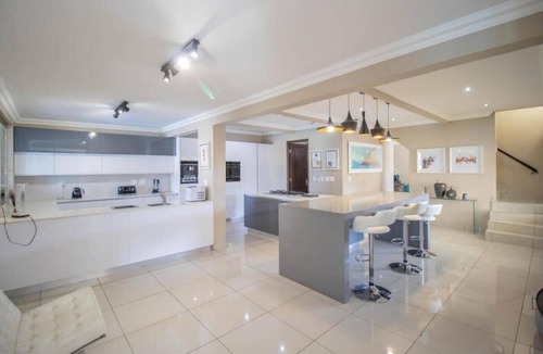 Greater Johannesburg Metropolitan Area House | Spacious 6-bedroom house with swimming pool, WiFi and AC in Sandton.