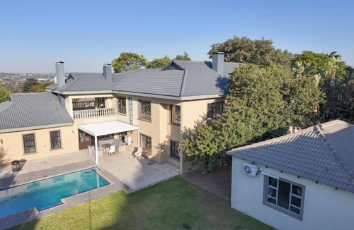 Greater Johannesburg Metropolitan Area House | Spacious 6-bedroom house with swimming pool, WiFi and AC in Sandton.