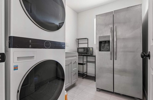 Hayward House | Spacious 7-BR Home in Hayward with A/C &Parking