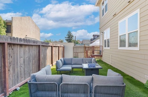 Hayward House | Spacious 7-BR Home in Hayward with A/C &Parking