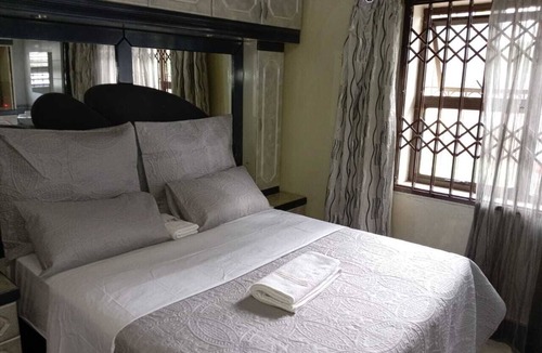 Kempton Park Cabin | Spacious 8-bedroom lodge in welcoming Kempton Park with WiFi