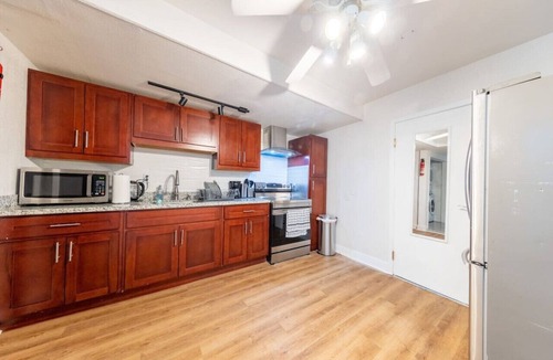 San Bruno House | Spacious Backyard |BBQ, Games, Fast-WiFi, Sleeps 8