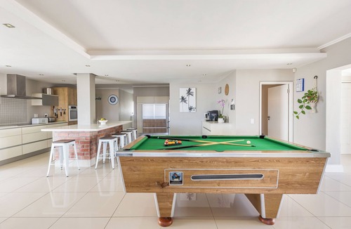 Melkbosstrand Villa | Spacious Beachfront Family Villa – 1 Min Walk to Beach, Pizza Oven, Fast WiFi!