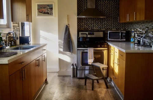 Fruitvale House | Spacious bungalow w/garden, office and fitness room