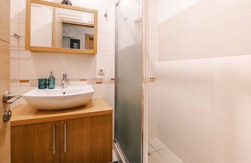 Caddebostan Mahallesi Apartment | Spacious Flat 3 min to Coast and Bagdat Avenue