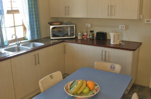 Barrydale Apartment | Spacious, full kitchen, large garden. Mountain view. Family friendly. Netflix.