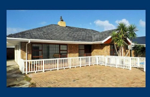 Westcliff House | Spacious home with Art gallery, Pool,indoor and 2 outdoor braai areas.