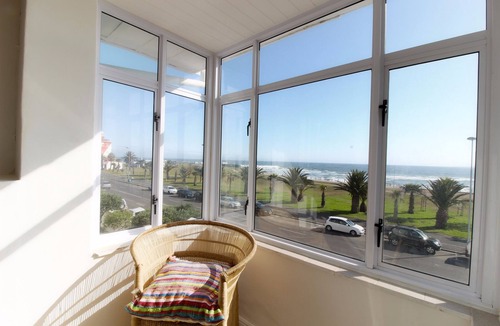 Mouille Point Apartment | Spacious, Light and Bright on the Beachfront!