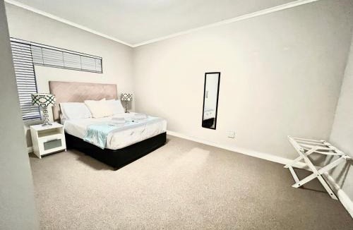 Century City Apartment | Spacious Modern 1 bedroom apartment near Canal Walk