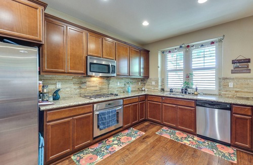 Tracy House | Spacious + Pet-Friendly Family Home in Tracy