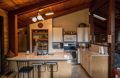 Albion House | Spacious Redwood Lodge with Hot Tub & BBQ for Groups or Families