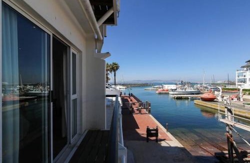 Mouille Point Apartment | Spacious sea facing one bedroom apartment