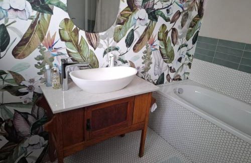 Stellenbosch Villa | Spacious Sunny home in secure leavy area