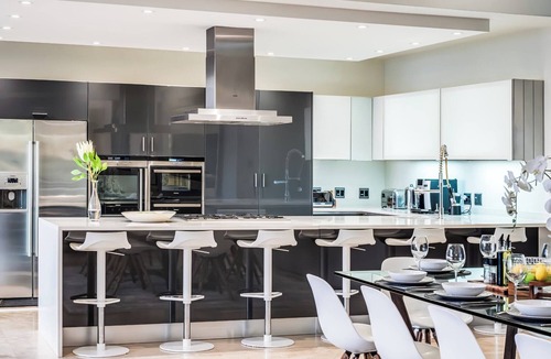 Camps Bay Villa | Spectacular Holiday Villa w Private Pool and Gym Prima Views