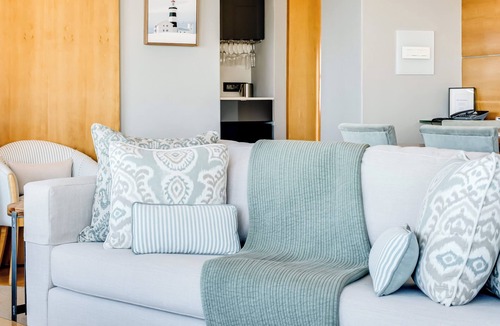 Bantry Bay Apartment | Spectacular Ocean View, Free WiFi, Free Parking, Superb Location, Backup Power