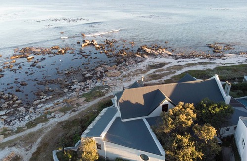 Kommetjie Villa | Spectacular OnTheBeach 5 bedrooms and 2 extra bedrooms separate Cottage