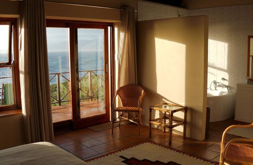 De Kelders Bed & Breakfast | Spitzeseafront. .Beachfront, Whale watching