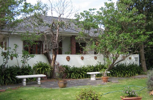Rondebosch Cottage | Splendid well-equipped Rondebosch Self-Catering Cottage.