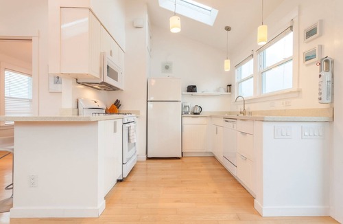 Sharp Park House | SR5 Beachfront House near SF w/Parking