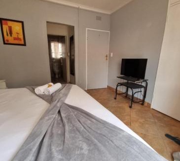 Kempton Park House | Stay at Home Airport Lodge