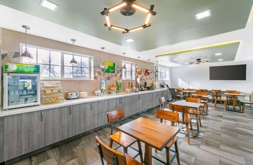 Downtown Sacramento Hotel | Stay Close to Art at This Charming Room Near Crocker Museum