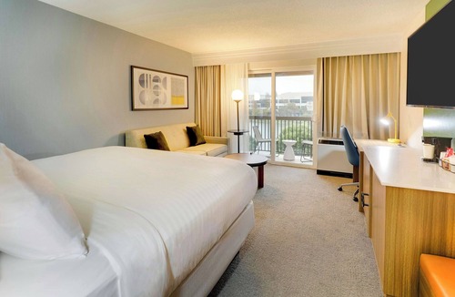 Oyster Point Hotel | Stay in Style Along Oyster Point Waterfront Minutes to Jack Drago Park