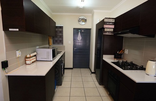 Greater Johannesburg Metropolitan Area Apartment | Step into Comfort where contemporary design meets warm hospitality!