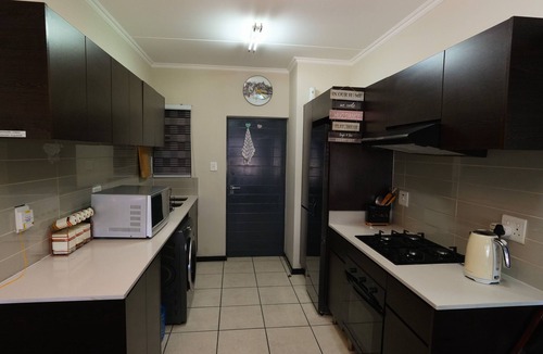 Greater Johannesburg Metropolitan Area Apartment | Step into Comfort where contemporary design meets warm hospitality!