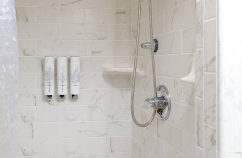 Marina District Hotel | Street-Facing Dog-Friendly Queen Room with Kitchen, Free Parking & Wi-Fi