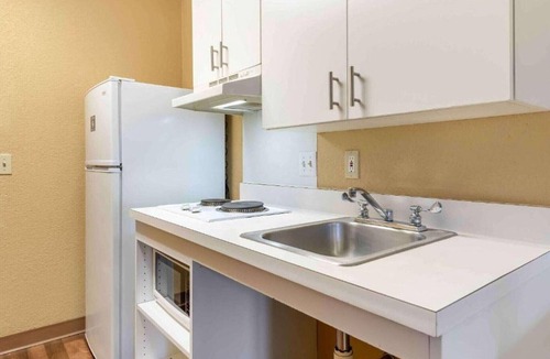 Sacramento Apartment | Studio 6 Sacramento|1 Queen|ADA|RI Shower|Smk|Kitchen
