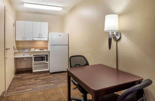 Sacramento Apartment | Studio 6 Sacramento|1 Queen|ADA|RI Shower|Smk|Kitchen