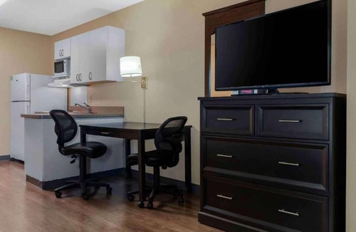 Sacramento Apartment | Studio 6 Sacramento|Relaxing King|Nsmk |Kitchen| Shower